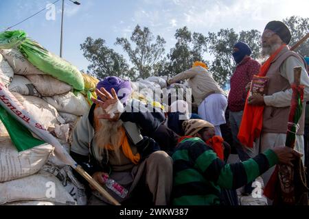 Frontière de Shambhu, Pendjab, Inde. 21 février 2024. Les agriculteurs protestataires fuient les obus de gaz lacrymogènes utilisés par la police près de la frontière de Shambhu qui divise le nord du Pendjab et les états de Haryana, à quelque 200 kilomètres (120 miles) de New Delhi, en Inde, mercredi 21 février 2024. Les agriculteurs protestataires ont commencé leur marche vers la capitale indienne la semaine dernière, mais leurs efforts pour atteindre la ville ont été bloqués par les autorités. (Crédit image : © Rohit Lohia/ZUMA Press Wire) USAGE ÉDITORIAL SEULEMENT! Non destiné à UN USAGE commercial ! Banque D'Images