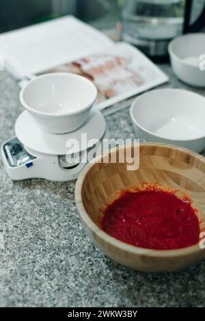 Femme pesant la farine sur la balance de cuisine pour faire le gâteau à la maison. Photo de haute qualité Banque D'Images