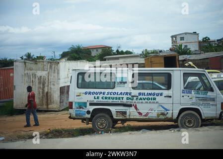 Autobus scolaire blanc en Afrique Banque D'Images