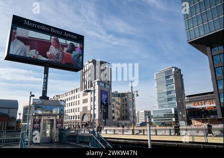 22.11.2023, Berlin, Allemagne, Europe - paysage urbain avec des bâtiments dans le côté est sur le pont Warschauer et une publicité numérique à Friedrichshain. Banque D'Images