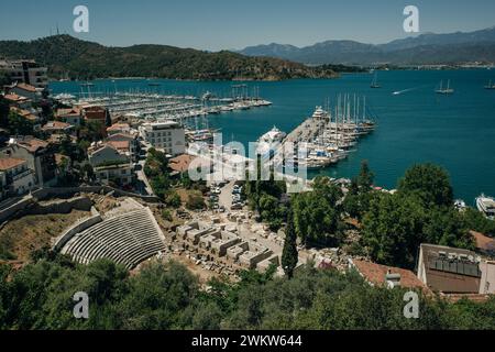 Turquie, Fethiye, vue sur le port avec de nombreux yachts. Photo de haute qualité Banque D'Images