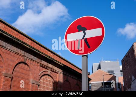 Liverpool, Royaume-Uni 12 février 2024 : une photo documentant un morceau drôle de grafitti sur un panneau routier No Entry à Liverpool. Banque D'Images