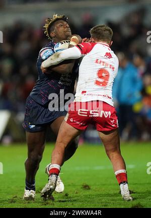 Justin Sangare de Leeds Rhinos (à gauche) est attaqué par Jez Litten de Hull KR lors du match de Betfred Super League au Sewell Group Craven Park Stadium, Kingston upon Hull. Date de la photo : jeudi 22 février 2024. Banque D'Images