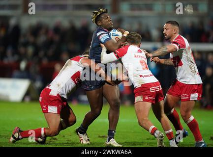 Justin Sangare de Leeds Rhinos est attaqué par Jez Jai Whitbread (à gauche), Litten (au centre) et Elliott Minchella de Hull KR lors du match de Super League de Betfred au Sewell Group Craven Park Stadium, Kingston upon Hull. Date de la photo : jeudi 22 février 2024. Banque D'Images