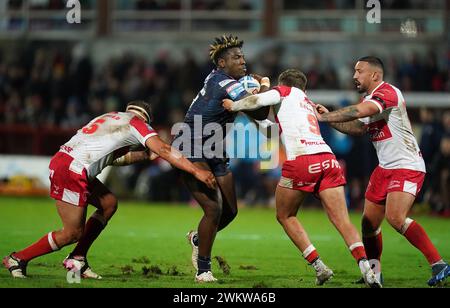 Justin Sangare de Leeds Rhinos est attaqué par Jez Jai Whitbread (à gauche), Litten (au centre) et Elliott Minchella de Hull KR lors du match de Super League de Betfred au Sewell Group Craven Park Stadium, Kingston upon Hull. Date de la photo : jeudi 22 février 2024. Banque D'Images