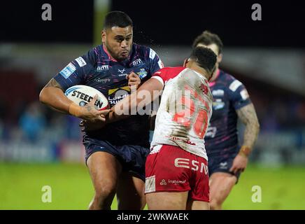 Sam Lisone de Leeds Rhinos (à gauche) est attaqué par Kelepi Tanginoa de Hull KR lors du match de Betfred Super League au Sewell Group Craven Park Stadium, Kingston upon Hull. Date de la photo : jeudi 22 février 2024. Banque D'Images