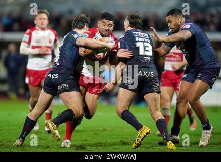 Kelepi Tanginoa de Hull KR est attaqué par Andy Ackers de Leeds Rhino (à gauche), Cameron Smith (au centre) et Sam Lisone lors du match de Super League de Betfred au Sewell Group Craven Park Stadium, Kingston upon Hull. Date de la photo : jeudi 22 février 2024. Banque D'Images