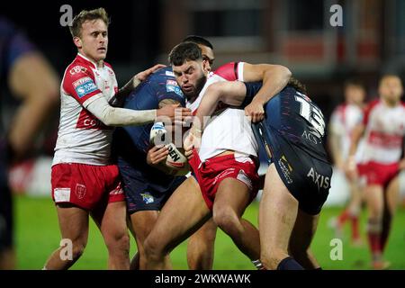 Matthew Storton de Hull KR est attaqué par Sam Lisone de Leeds Rhino (deuxième à gauche) et Cameron Smith lors du match de Betfred Super League au Sewell Group Craven Park Stadium, Kingston upon Hull. Date de la photo : jeudi 22 février 2024. Banque D'Images