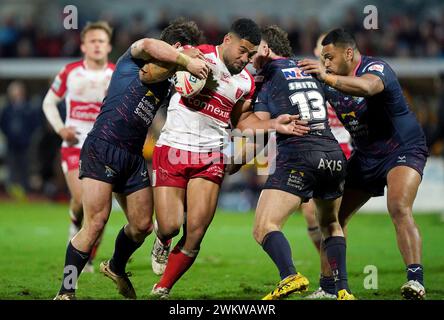 Kelepi Tanginoa de Hull KR est attaqué par Andy Ackers de Leeds Rhino (à gauche), Cameron Smith (au centre) et Sam Lisone lors du match de Super League de Betfred au Sewell Group Craven Park Stadium, Kingston upon Hull. Date de la photo : jeudi 22 février 2024. Banque D'Images