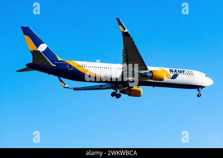 Boryspil, Ukraine - 2 janvier 2021 : L'avion Boeing 767-300 (UR-AZK) d'Azur Air atterrit à l'aéroport de Boryspil Banque D'Images