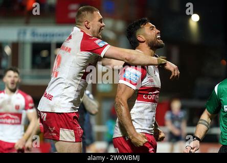 Peta Hiku de Hull KR (à droite) célèbre avoir marqué le troisième essai de son équipe lors du match de Betfred Super League au Sewell Group Craven Park Stadium, Kingston upon Hull. Date de la photo : jeudi 22 février 2024. Banque D'Images