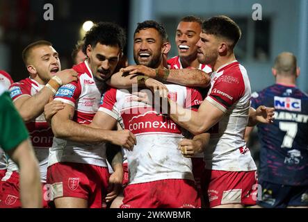 Peta Hiku de Hull KR (au centre) célèbre avoir marqué le troisième essai de son équipe lors du match de Betfred Super League au Sewell Group Craven Park Stadium, Kingston upon Hull. Date de la photo : jeudi 22 février 2024. Banque D'Images