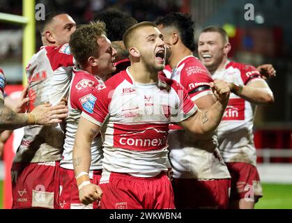 Mikey Lewis de Hull KR célèbre après que sa coéquipière Peta Hiku a marqué le troisième essai de son équipe lors du match de Betfred Super League au Sewell Group Craven Park Stadium, Kingston upon Hull. Date de la photo : jeudi 22 février 2024. Banque D'Images