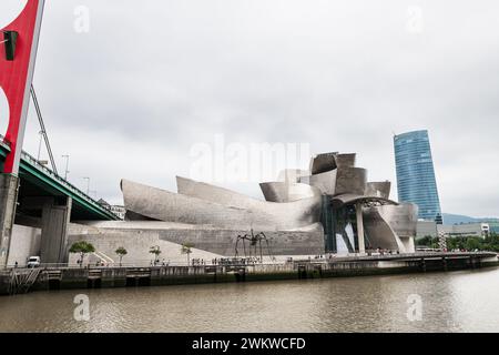 BILBAO, ESPAGNE - 14 JUIN 2023 : vue panoramique du Musée Guggenheim et de la Tour Iberdrola sur les rives du fleuve Nervion à Bilbao, Espagne. Banque D'Images