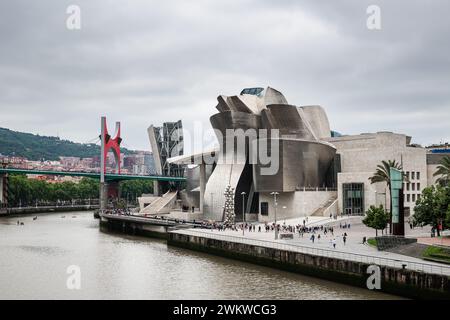 BILBAO, ESPAGNE - 14 JUIN 2023 : vue panoramique du musée Guggenheim et du pont la salve sur la rive du fleuve Nervion à Bilbao, Espagne. Banque D'Images