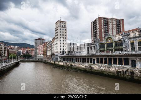 BILBAO, ESPAGNE - 14 JUIN 2023 : vue grand angle de la rive de la rivière Nervion à Bilbao, Espagne. Banque D'Images
