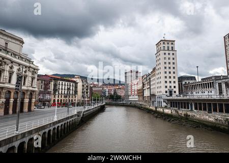 BILBAO, ESPAGNE - 14 JUIN 2023 : vue grand angle de la rive de la rivière Nervion à Bilbao, Espagne. Banque D'Images