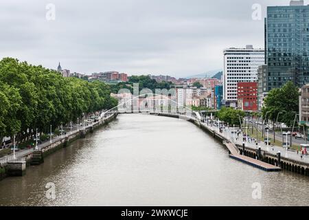 BILBAO, ESPAGNE - 14 JUIN 2023 : vue grand angle de la rive de la rivière Nervion à Bilbao, Espagne. Banque D'Images