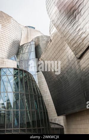 BILBAO, ESPAGNE - 14 JUIN 2023 : détail de l'entrée du Musée Guggenheim sur la rive de la rivière Nervion à Bilbao, Espagne. Banque D'Images