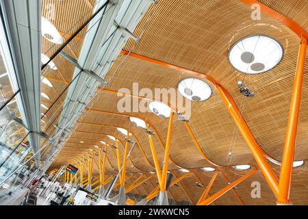 MADRID, ESPAGNE - 13 JUIN 2023 : architecture moderne à l'intérieur du hall des départs du terminal 4 de l'aéroport de Madrid Bajaras en Espagne. Banque D'Images