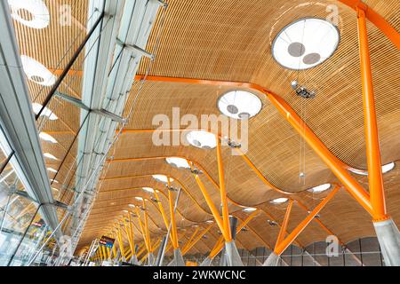 MADRID, ESPAGNE - 13 JUIN 2023 : architecture moderne à l'intérieur du hall des départs du terminal 4 de l'aéroport de Madrid Bajaras en Espagne. Banque D'Images