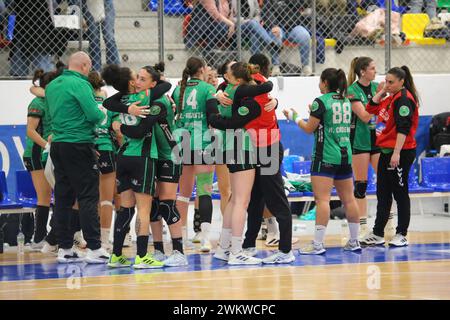 Oviedo, Espagne, 22 février 2024 : les joueurs de Replasa Beti-Onak célèbrent la victoire lors de la 19ème Journée de la Liga Guerreras Iberdrola 2023-24 entre Lobas Global ATAC Oviedo et Replasa Beti-Onak, le 22 février 2023, au Florida Arena Municipal Sports Center, à Oviedo, en Espagne. Crédit : Alberto Brevers / Alamy Live News. Banque D'Images