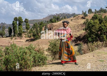 Dans les hauts plateaux de l'Abyssinie, village dans les montagnes Semien, scène de rue, Ethiopie Banque D'Images