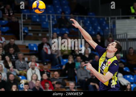 Rzeszow, Pologne. 21 février 2024. Yigit Gulmezoglu du Fenerbahce PRL Istanbul vu en action lors du match de la Coupe de volleyball CEV 2024 entre Asseco Resovia Rzeszow et Fenerbahce PRL Istanbul au Podpromie Hall. Asseco Resovia Rzeszow a gagné contre Fenerbahce PRL Istanbul avec le score final de 3:1. (Photo de Grzegorz Wajda/SOPA images/SIPA USA) crédit : SIPA USA/Alamy Live News Banque D'Images