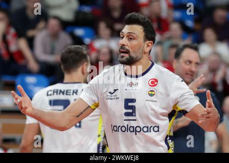 Rzeszow, Pologne. 21 février 2024. Hasan Yesilbudak de Fenerbahce PRL Istanbul vu en action lors du match de la Coupe de volleyball CEV 2024 entre Asseco Resovia Rzeszow et Fenerbahce PRL Istanbul au Podpromie Hall. Asseco Resovia Rzeszow a gagné contre Fenerbahce PRL Istanbul avec le score final de 3:1. (Photo de Grzegorz Wajda/SOPA images/SIPA USA) crédit : SIPA USA/Alamy Live News Banque D'Images