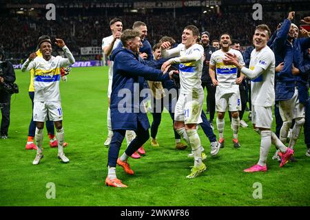 Francfort-sur-le-main, Allemagne. 22 février 2024. Les joueurs de Union célèbrent après avoir remporté un match de football entre l'Allemand Eintracht Frankfurt et les Belges Royale Union Saint Gilloise, le jeudi 22 février 2024 à Francfort-sur-le-main, en Allemagne, l'étape retour de la phase de play offs de la compétition de l'UEFA Conference League. La première étape s'est terminée par un tirage au sort de 2-2. BELGA PHOTO LAURIE DIEFFEMBACQ crédit : Belga News Agency/Alamy Live News Banque D'Images