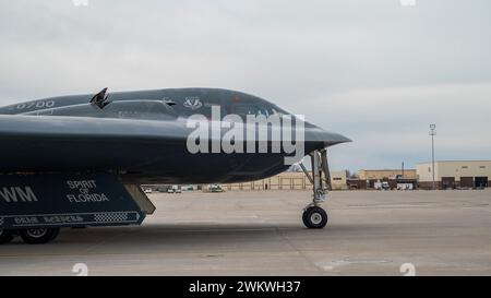 Knob Noster, États-Unis. 01 février 2024. Un bombardier furtif B -2 Spirit de l'US Air Force sort du cintre alors qu'il se prépare à prendre un taxi pour décoller sur la ligne de vol à Whiteman Air Force base, le 1er février 2024 à Knob Noster, Missouri, États-Unis. Crédit : MSGT. John Hillier/U.S. Air Force photo/Alamy Live News Banque D'Images