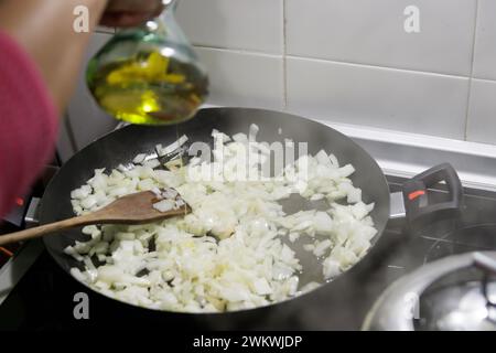 Poisson en sauce aux crevettes. Préparation étape par étape. Sauter l'oignon haché Banque D'Images