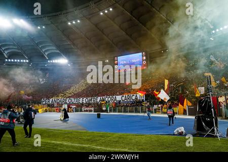 Rome, Italie. 22 février 2024. Les supporters de L'AS Roma lors du match de 2 matches de l'UEFA Europa Play-Off entre L'AS Roma et le Feyenoord Rotterdam au Stadio Olimpico le 22 février 2024 à Rome, Italie. Crédit : Giuseppe Maffia/Alamy Live News Banque D'Images