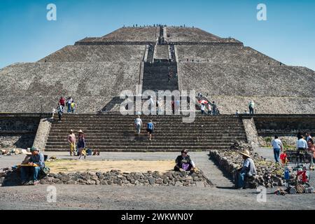 Les touristes visitent la Pyramide du Soleil, la plus grande pyramide construite à Teotihuacan, près de Mexico, au Mexique. Banque D'Images