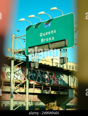 Brooklyn-Queens Expressway panneau sur le pont Williamsburg, Brooklyn, New York Banque D'Images