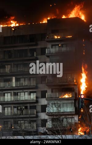 Valencia, Espagne - 22 février 2024 : Grand incendie dans un immeuble résidentiel de la ville de Valence, Espagne, brûlant rapidement avec les pompiers sur la sec Banque D'Images