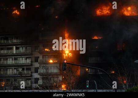 Valencia, Espagne - 22 février 2024 : Grand incendie dans un immeuble résidentiel de la ville de Valence, Espagne, brûlant rapidement avec les pompiers sur la sec Banque D'Images