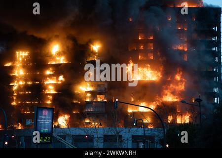 Valence, Espagne - 22 février 2024 : incendie dramatique d'une ampleur énorme dans un immeuble résidentiel de 14 étages dans la ville de Valence Banque D'Images