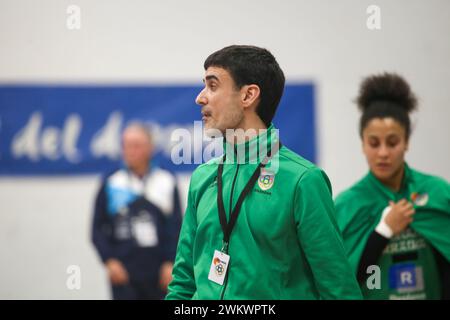 Oviedo, Espagne. 22 février 2024. L'entraîneur de Replasa Beti-Onak, Miguel Echeverría lors de la 19ème Journée de la Liga Guerreras Iberdrola 2023-24 entre Lobas Global ATAC Oviedo et Replasa Beti-Onak, le 22 février 2023, au Florida Arena Municipal Sports Center, à Oviedo, en Espagne. (Photo d'Alberto Brevers/Pacific Press) crédit : Pacific Press Media production Corp./Alamy Live News Banque D'Images