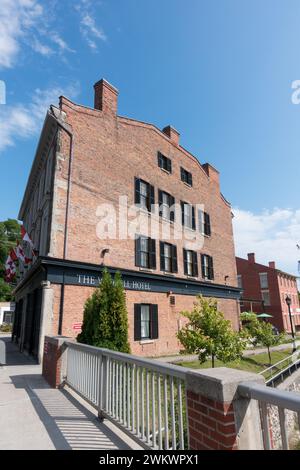 Construit en 1845, l'hôtel historique Waddell est un hôtel-boutique et restaurant situé sur les rives de la rivière Ganaraska à Port Hope, Ontario, Canada Banque D'Images