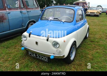Une Fiat 500 de 1966 stationnée au 48th Historic Vehicle Gathering, Powderham, Devon, Angleterre, Royaume-Uni. Banque D'Images