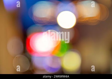 Cercles colorés de lumières urbaines, lumières urbaines diffurées arrière-plan bokeh Banque D'Images