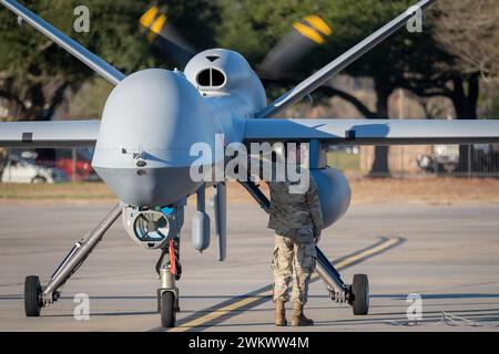 Technicien de l'US Air Force Le Sgt Jordan Pool, chef d'équipage d'avion télépiloté du 492e Escadron d'attaque, affecté à la base de réserve aérienne de mars (ARB), Calif, commence la maintenance post-vol sur un Reaper MQ-9 affecté à la base aérienne de mars, après avoir atterri pour la première fois à la Shaw Air Force base, S.C. le 14 février 2024. Cette mission transnationale a nécessité que les unités des composantes de service actif et de réserve travaillent ensemble afin d’exécuter de nouvelles capacités de lancement et de récupération pour le MQ-9 Reaper, mettant en valeur la posture toujours prête de la force totale pour les missions d’emploi de combat agile. (Photo de l'US Air Force par Airman Banque D'Images