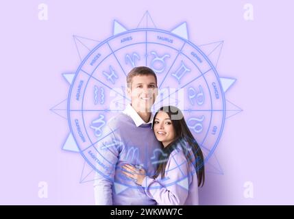 Signes dessinés du zodiaque et jeune couple sur fond lilas. Horoscope de compatibilité d'amour. Mise en correspondance du partenaire par date de naissance Banque D'Images