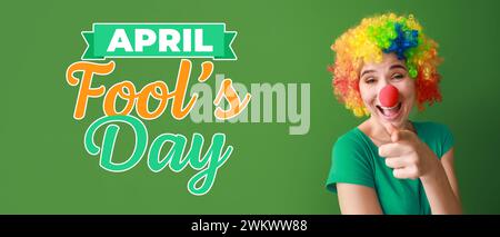 Bannière pour April Fools' Day avec Funny Woman dans le déguisement de clown Banque D'Images