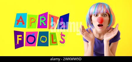Bannière pour April Fools' Day avec drôle de femme surprise en déguisement de fête Banque D'Images