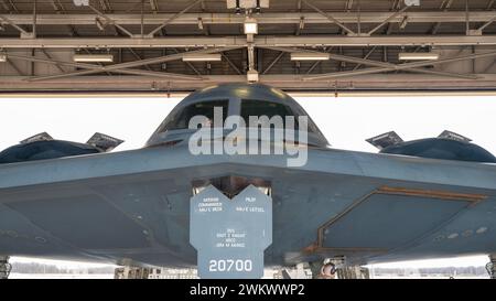 Le Major Gen. Duke Pirak, à gauche, directeur adjoint de la Garde nationale de l'Air, reçoit une présentation rapprochée du bombardier furtif B-2 Spirit lors d'une visite à Whiteman Air Force base, Missouri, le 1er février 2024. Les aviateurs de la Force totale avec les 131st et 509th Bomb Wings travaillent côte à côte pour exécuter la mission de dissuasion stratégique et de frappe mondiale du B-2 à tout moment, n’importe où. (Photo de la Garde nationale aérienne des États-Unis par le Sgt John Hillier) Banque D'Images