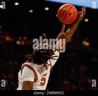 21 février 2024 : L'attaquante du Texas DeYona Gaston (5 ans) est attaquée par l'attaquante du Texas Tech Kelly Mora (30 ans) lors d'un match de basket-ball féminin entre les Texas Longhorns et les Texas Tech Red Raiders le 21 février 2024. Texas Won, 77-72. (Crédit image : © Scott Coleman/ZUMA Press Wire) USAGE ÉDITORIAL SEULEMENT! Non destiné à UN USAGE commercial ! Banque D'Images