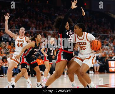 21 février 2024 : L'attaquante du Texas Madison Booker (35 ans) déplace le ballon contre l'attaquante du Texas Tech Kelly Mora (30 ans) lors d'un match de basket-ball féminin Big 12 le 21 février 2024. Texas Won, 77-72. (Crédit image : © Scott Coleman/ZUMA Press Wire) USAGE ÉDITORIAL SEULEMENT! Non destiné à UN USAGE commercial ! Banque D'Images