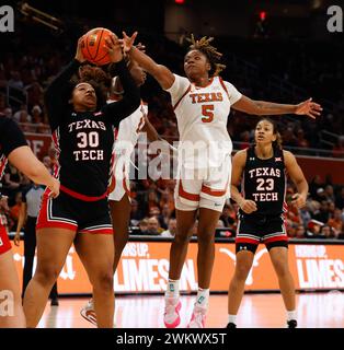 21 février 2024 : L'attaquante du Texas DeYona Gaston (5 ans) s'étend pour bloquer un tir de l'attaquante du Texas Tech Kelly Mora (30 ans) lors d'un match de basket-ball féminin entre les Texas Longhorns et les Texas Tech Red Raiders le 21 février 2024. Texas Won, 77-72. (Crédit image : © Scott Coleman/ZUMA Press Wire) USAGE ÉDITORIAL SEULEMENT! Non destiné à UN USAGE commercial ! Banque D'Images